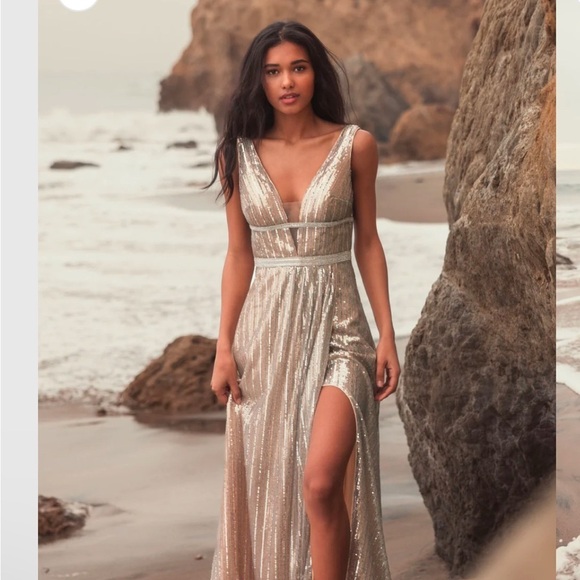 MAC DUGGAL
Metallic Sequined Plunge Neck Gown silver/gold size 6 NWT - Picture 7 of 15